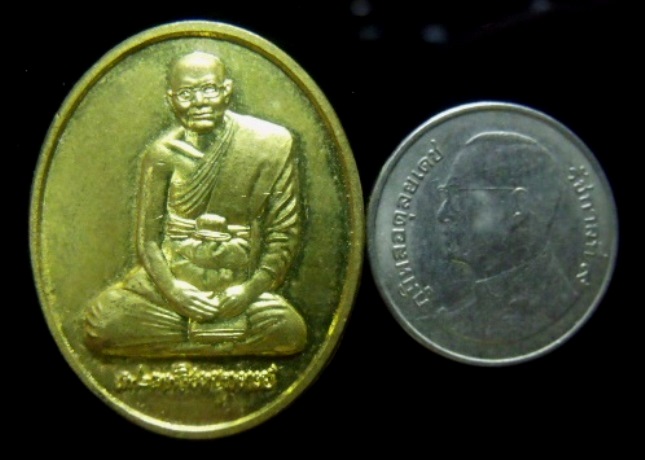**วัดใจ**เหรียญฉลองพัดยศ หลวงพ่อจรัญ วัดอัมพวัน จ.สิงห์บุรี ปี ๒๕๔๕**สวยๆ เชิญชมครับ