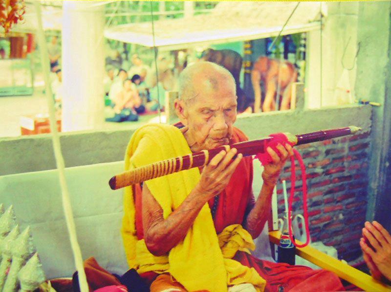 พระสมเด็จวัดโนนผึ้ง อ.กันทรารมย์ จ.ศรีสะเกษ เนื้อผงพุทธคุณ108 ปี 2540 (12)