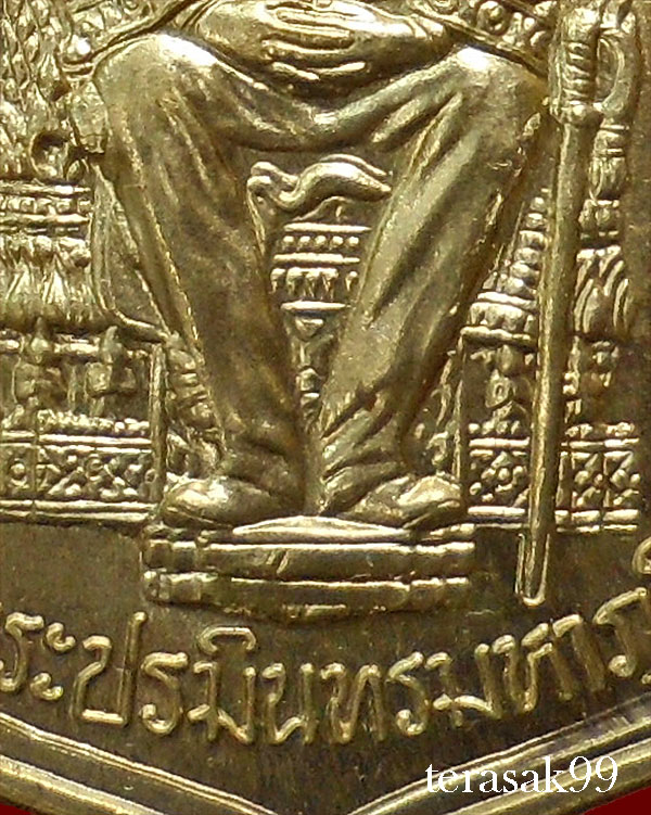 เหรียญในหลวงนั่งบัลลังก์ ฉลองครองราชย์50ปี ปี2539 พิมพ์นิยมพระเกศาชัด มีเม็ดตา กระบี่มีปลอก (1)