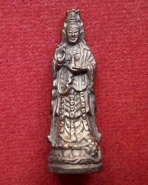 เจ้าแม่กวนอิม หลวงพ่อเปิ่น วัดบางพระ จารใต้ฐาน ปี35 เนื้อนวะโลหะ...เคาะเดียวแดง...