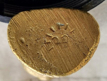 หลวงพ่อเงิน วัดอินพรมใย พิมพ์อุ้มบาตร ปี 2555 โค๊ด ว.อ.กระจาย 