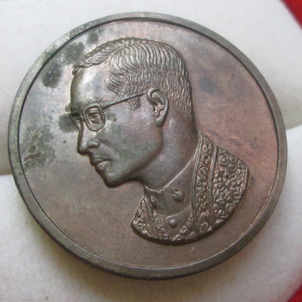 เหรียญในหลวง คุ้มเกล้า ปี22 นวโลหะ ซองเดิม