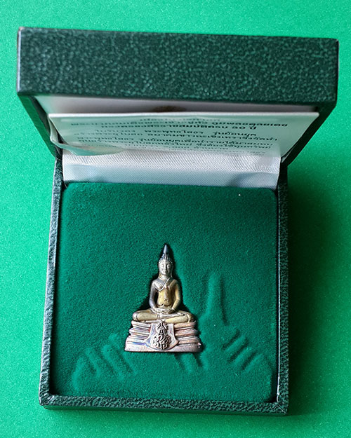 พระกริ่งพระพุทธโสธร รุ่นย้อนยุคสร้างพระอุโบสถ เนื้อเงินชุบสามกษัตริย์ วัดโสธรวรารามวรวิหาร ปี 2539