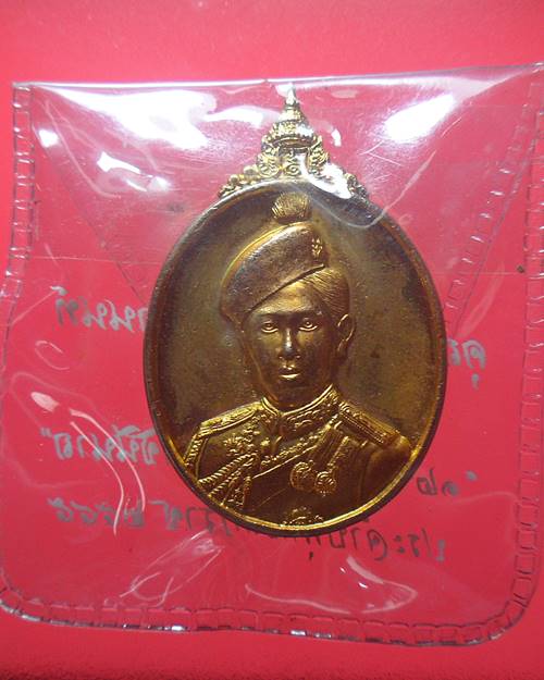 เข็มกลัดที่ระลึก สมเด็จพระราชินี พ.ศ.2546 เหรียญที่16