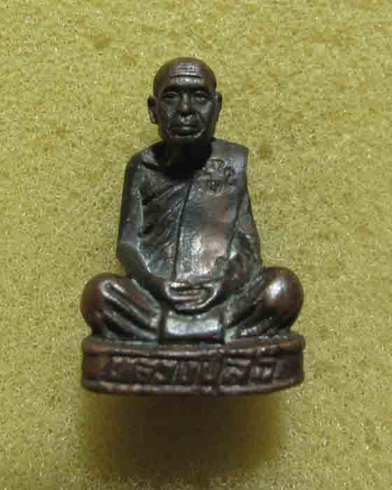 รูปหล่อ หลวงปู่ลือ รุ่นแรก เนื้อทองแดง ตอกโค๊ต  พิเศษองค์นี้อุดมวลสารเกษาอัฐิหลวงปู่ไว้ครับ