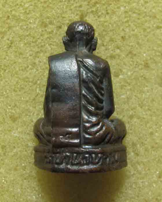 รูปหล่อ หลวงปู่ลือ รุ่นแรก เนื้อทองแดง ตอกโค๊ต  พิเศษองค์นี้อุดมวลสารเกษาอัฐิหลวงปู่ไว้ครับ