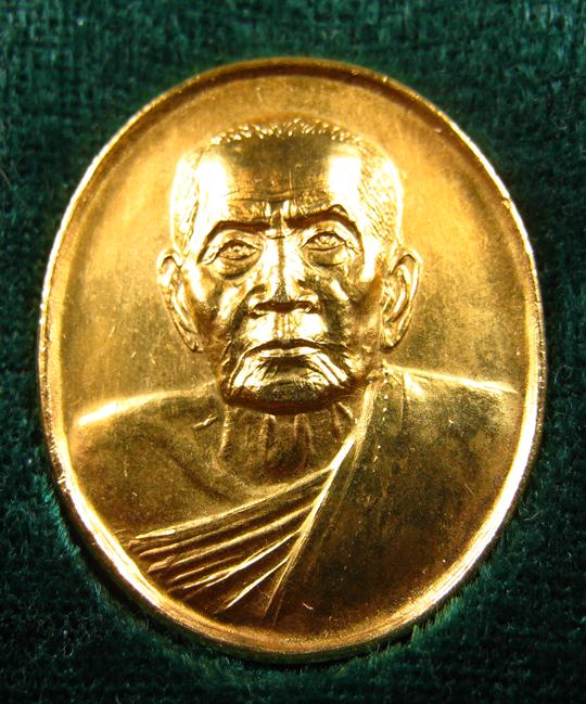 เหรียญหลวงปู่หมุน ฐิตสีโล เนื้อกะไหล่ทอง ออกวัดคลองทราย จ.จันทบุรี พร้อมกล่องเดิม ปี 2543 (3)