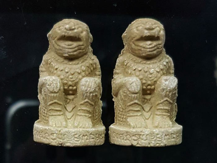 MHKP 26..มาคู่ 2 ตน (เนื้อเทา หลังฝังพลอย ออกวัดสุทัศน์ หายาก) หนุมานชมภูนุช  หลวงปู่หมุน ฐิตสีโล