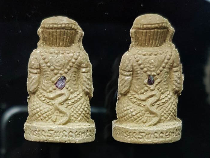 MHKP 26..มาคู่ 2 ตน (เนื้อเทา หลังฝังพลอย ออกวัดสุทัศน์ หายาก) หนุมานชมภูนุช  หลวงปู่หมุน ฐิตสีโล