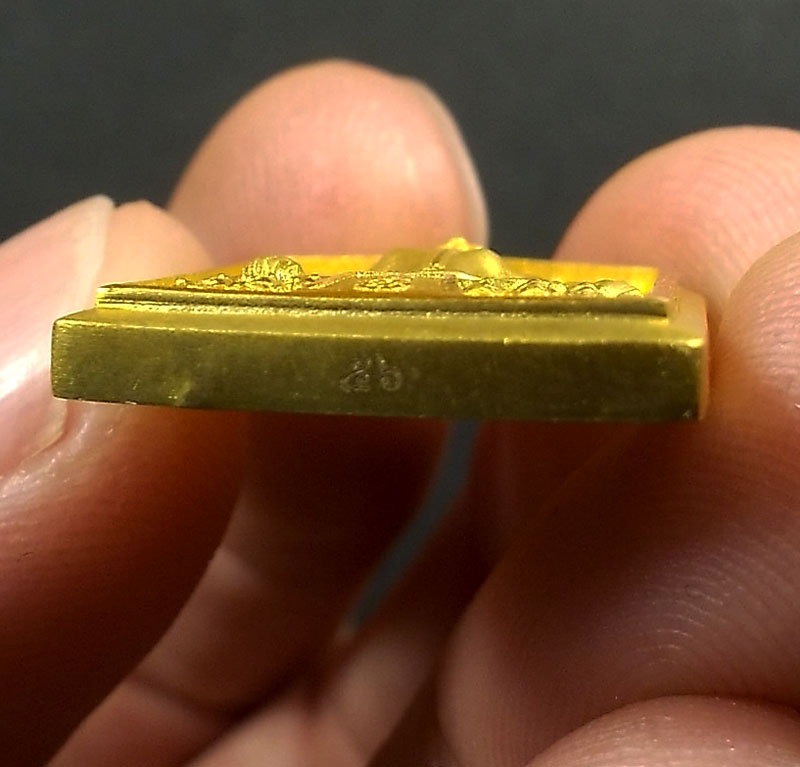 เหรียญพระพุทธรูปคุ้มเกล้าฯ เนื้อทองคำ 9K