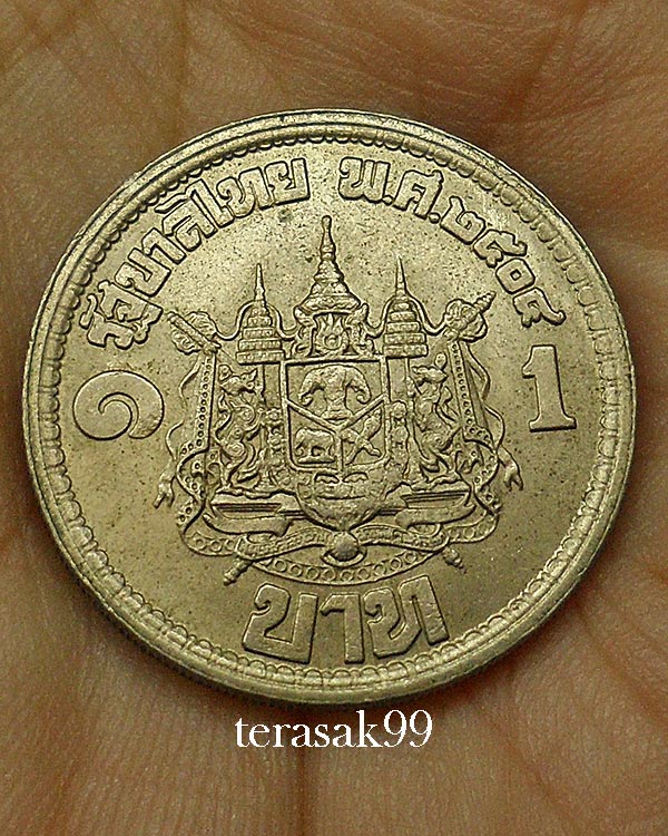 เหรียญในหลวงและพระราชืนี เสด็จนิวัตพระนคร ปี2504 สวยๆ (3)