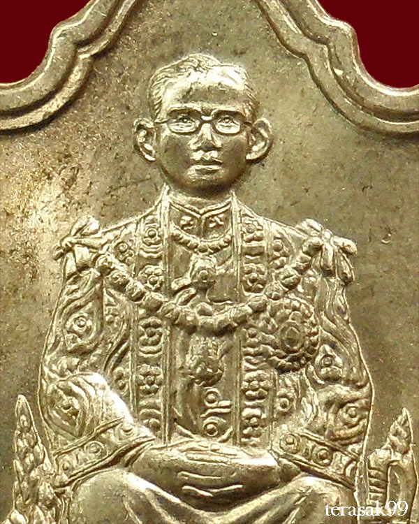 เหรียญในหลวงนั่งบัลลังก์ ฉลองครองราชย์50ปี พิมพ์นิยมพระเกศาชัด มีเม็ดตา กระบี่ยาวปลายมีปลอก (2)