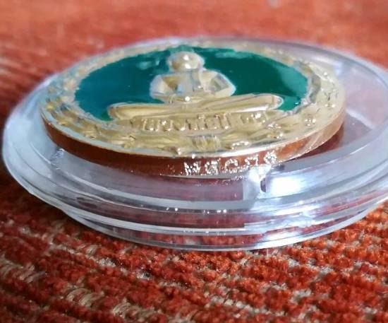 เหรียญหลวงพ่อโสธร อัญเชิญขึ้นจากน้ำ 241 ปี รุ่น1 เนื้อกะไหล่ทองลงยาสีเขียว มีโค๊ด