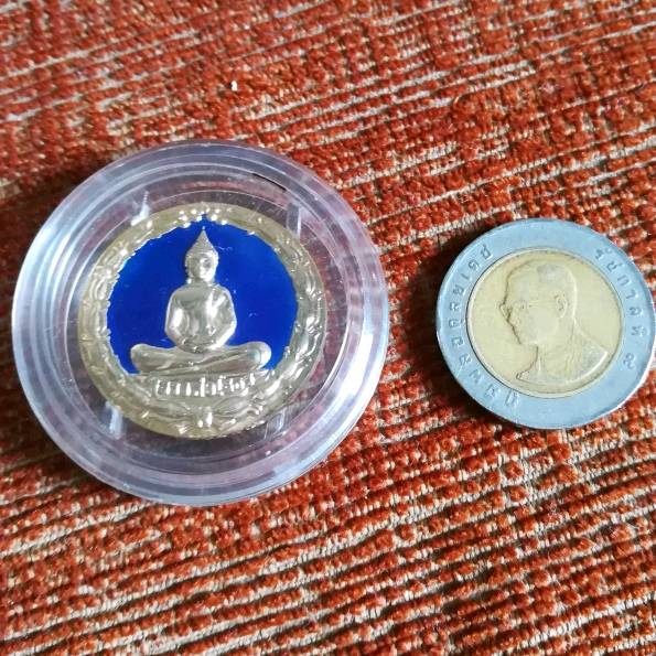 เหรียญหลวงพ่อโสธร อัญเชิญขึ้นจากน้ำ 241ปี รุ่น1 ปี2554 เนื้อกะไหล่ทองลงยาสีน้ำเงิน มีโค๊ด สวยๆเดิมๆ 