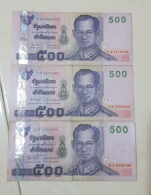 ธนบัตร500บาท รัชกาลที่9 จำนวน3ใบตราสัญลักษณ์ ภปร สภาพใช้