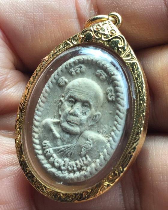 พระผงดวงเศรษฐี หลวงปู่หมุน วัดบ้านจาน ปี2543 (พร้อมกรอบทอง) 2