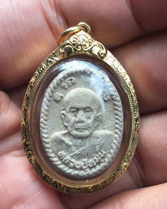 พระผงดวงเศรษฐี หลวงปู่หมุน วัดบ้านจาน ปี2543 (พร้อมกรอบทอง) 2