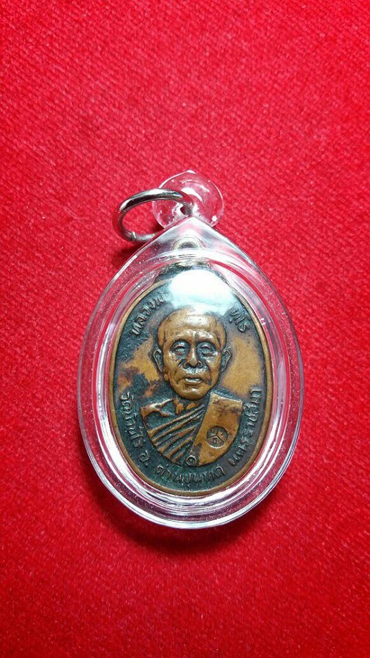 เคาะเดียว เหรียญหลวงพ่อคูณ ปี2522 บล็อคนิยม เนื้อทองแดงเลี่ยมพร้อมใช้ครับ