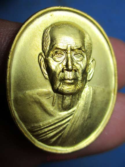 หลวงปู่หมุน ออกวัดคลองทรายปี43 เนื้อทองแดงกะไหล่ทอง พร้อมกล่องเดิมครับ