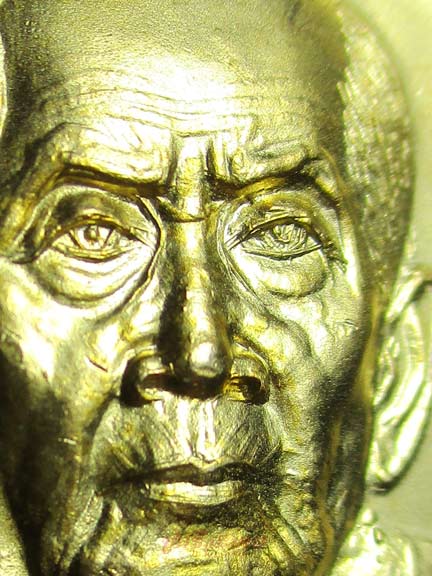 หลวงปู่หมุน ออกวัดคลองทรายปี43 เนื้อทองแดงกะไหล่ทอง พร้อมกล่องเดิมครับ