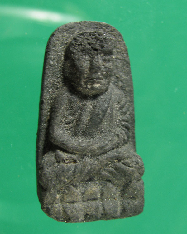 ล.ป.ทวด เนื้อว่าน พิมพ์พระรอด หน้าบิ่น