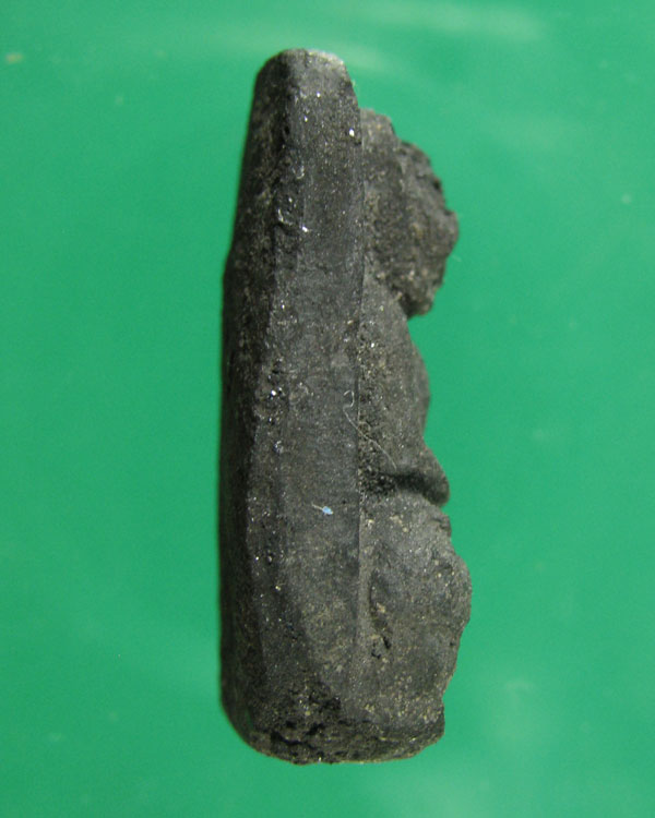 ล.ป.ทวด เนื้อว่าน พิมพ์พระรอด หน้าบิ่น