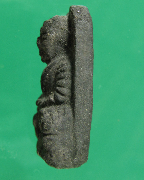 ล.ป.ทวด เนื้อว่าน พิมพ์พระรอด หน้าบิ่น