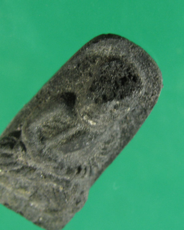 ล.ป.ทวด เนื้อว่าน พิมพ์พระรอด หน้าบิ่น