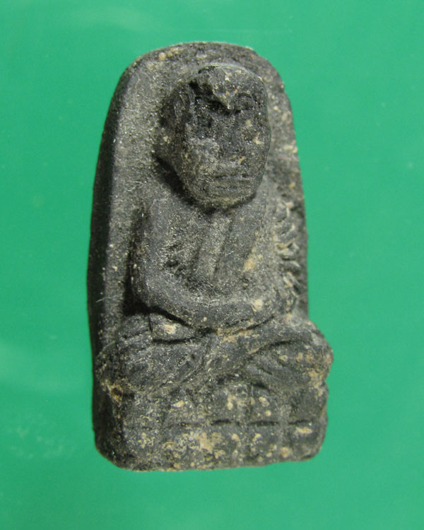 ล.ป.ทวด เนื้อว่าน พิมพ์พระรอด หน้าบิ่น2