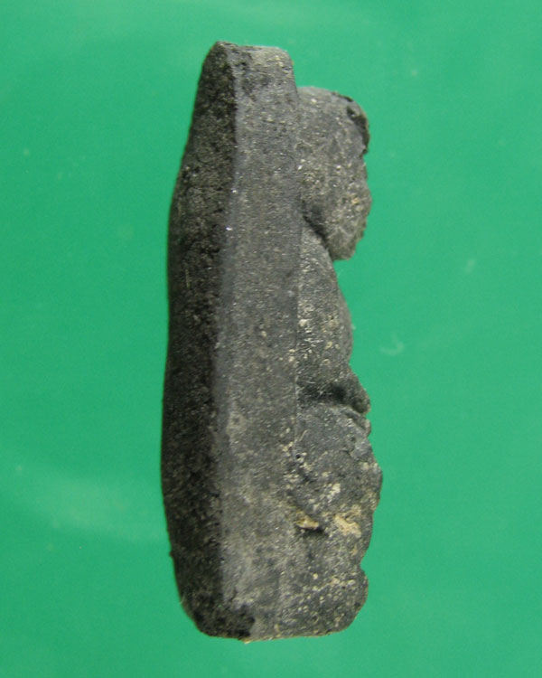 ล.ป.ทวด เนื้อว่าน พิมพ์พระรอด หน้าบิ่น2