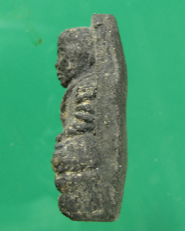 ล.ป.ทวด เนื้อว่าน พิมพ์พระรอด หน้าบิ่น2