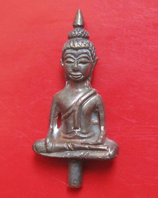 พระยอดธงรัตนมงคล 84 หลวงพ่อเกษม เขมโก ปี 38 พิมพ์ใหญ่ เนื้อนวะเต็มสูตรแก่เงิน พร้อมกล่องสภาพสวยเดิม