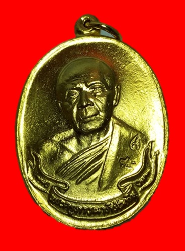 เหรียญหลวงปู่ทิม จมูกดโด่งพิมพ์ห่วงเชื่อม กะหลั่ยทอง มงคลศิลาฤกษ์ ปี 37 สภาพสวยวิ้งๆๆ ไม่มีกล่องครับ