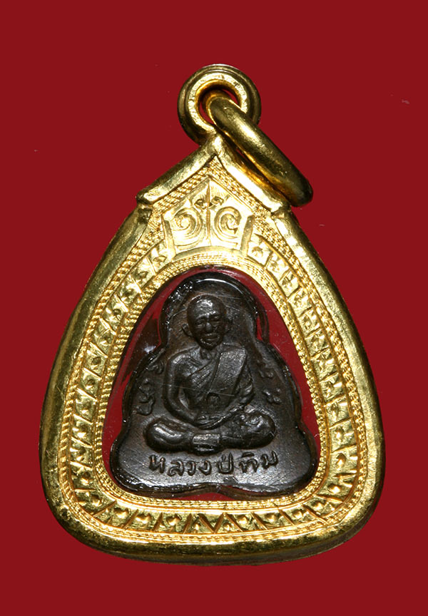 พระปิดตาหลังรูปเหมือน หลวงปู่ทิม วัดละหารไร่ สะดือขีด นิยมสุด เนื้อนวโลหะ  