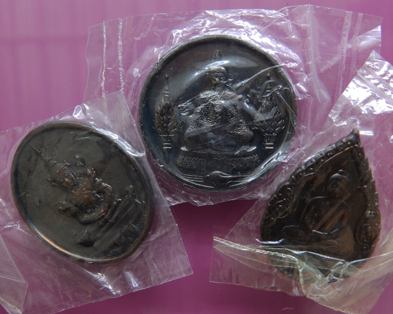 7.ครบชุด สวยๆ..เหรียญพระแก้ว หลังภปร. ฉลองกรุงรัตนโกสินทร์ 200 ปี พ.ศ. 2525 บล็อคพระราชศรัทธา ซองพลา