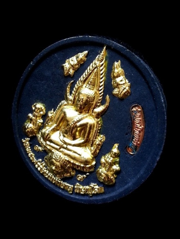 พระพุทธชินราชประทับราหู รุ่นมหาโภคทรัพย์ปี50 (พิมพ์ใหญ่) "เนื้อผงไม้พญางิ้วดำ(ปิดทอง) พร้อมกล่องเดิม