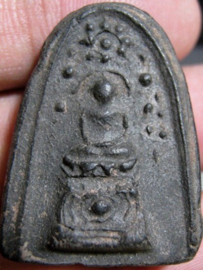 พระพิมพ์บัวเล็บช้าง เนื้อดิน กรุวัดชนะสงคราม กรุงเทพฯ สภาพสวย