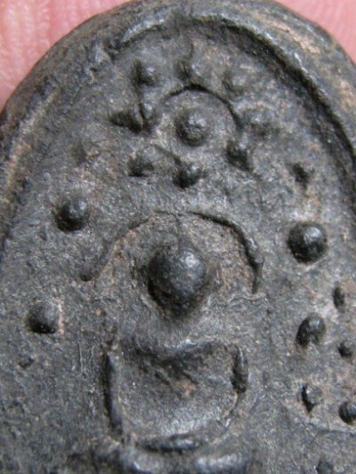 พระพิมพ์บัวเล็บช้าง เนื้อดิน กรุวัดชนะสงคราม กรุงเทพฯ สภาพสวย