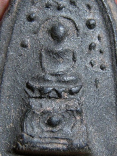 พระพิมพ์บัวเล็บช้าง เนื้อดิน กรุวัดชนะสงคราม กรุงเทพฯ สภาพสวย