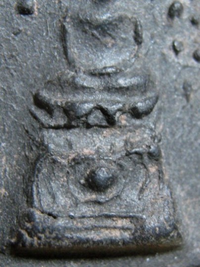 พระพิมพ์บัวเล็บช้าง เนื้อดิน กรุวัดชนะสงคราม กรุงเทพฯ สภาพสวย