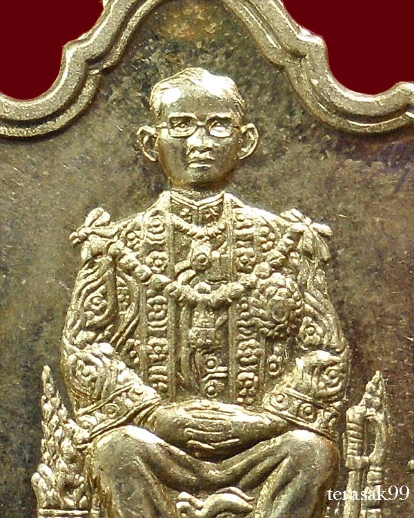 เหรียญในหลวงนั่งบัลลังก์ ฉลองครองราชย์50ปี พิมพ์นิยมพระเกศาชัด มีเม็ดตา กระบี่ยาวปลายมีปลอก (3)