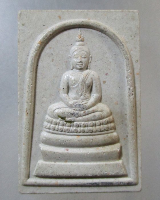 ๒๐ พระพุทธนวมมหาราชายุจฉับปริวัตนมงคล พระเครื่องเนื้อผง 72 พรรษา รัชกาลที่ 9