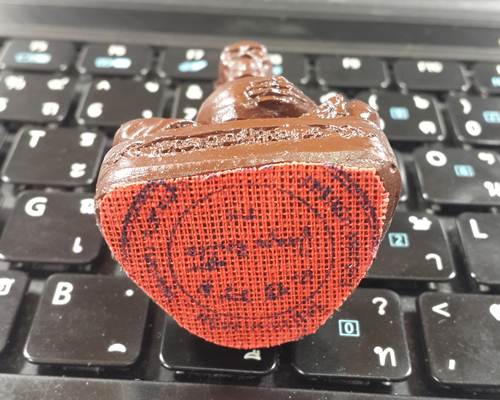 รูปเหมือน 1.5นิ้ว อุ้มบาตร เนื้อผงน้ำพี้ ฐานติดยันต์ หลวงปู่หมุน วัดป่าหนองหล่ม พร้อมกล่องเดิม