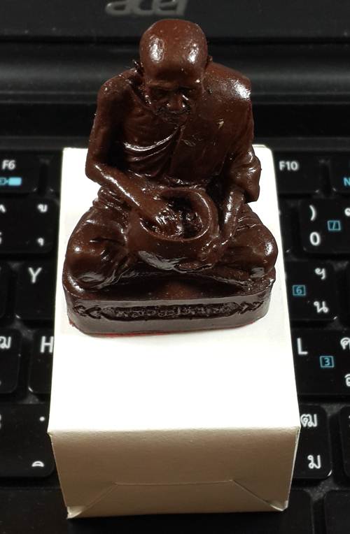 รูปเหมือน 1.5นิ้ว อุ้มบาตร เนื้อผงน้ำพี้ ฐานติดยันต์ หลวงปู่หมุน วัดป่าหนองหล่ม พร้อมกล่องเดิม