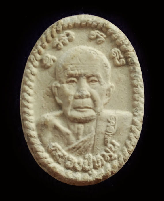 เคาะเดียว พระผงยันต์ดวงเศรษฐี หลวงปู่หมุน ปี43 สภาพสวย หูตา คมชัด  ยันต์เต็มชัด  ในกล่องเดิม 