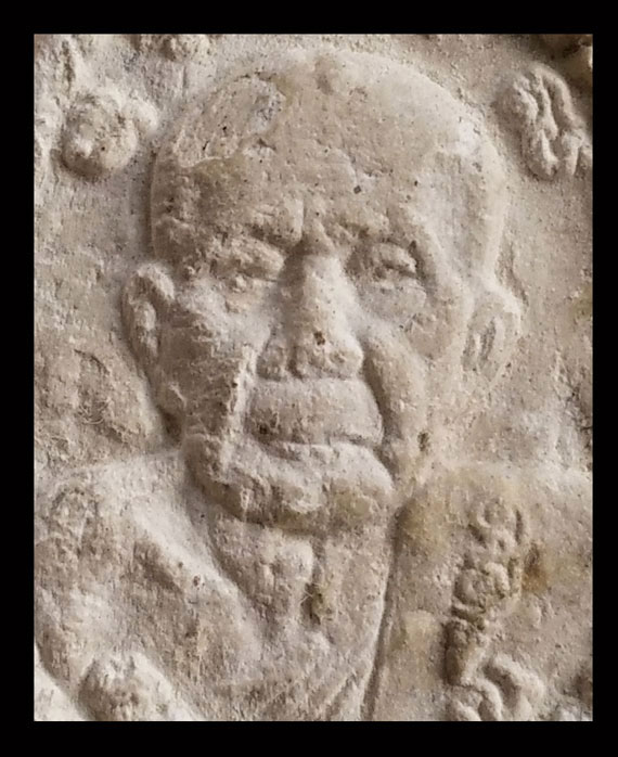 เคาะเดียว พระผงยันต์ดวงเศรษฐี หลวงปู่หมุน ปี43 เนื้อโทนขาว หู ตา ชัด สมฐูรณ์ไม่มีเทาะ