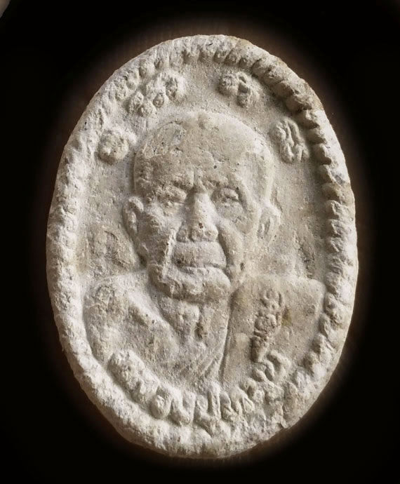 เคาะเดียว พระผงยันต์ดวงเศรษฐี หลวงปู่หมุน ปี43 เนื้อโทนขาว หู ตา ชัด สมฐูรณ์ไม่มีเทาะ