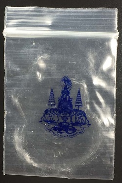 เหรียญทรงนั่งบัลลังค์ทรงครองราชย์ 50 ปี ปี 39 เนื้ออัลปาก้าบล็อกกระบี่ยาวนิยมมีซองพร้อมเลี่ยมทองครับ