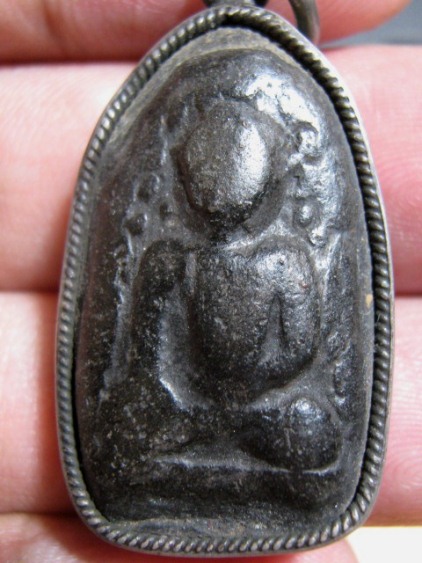 พระเกศาครูบาศรีวิชัย พิมพ์พระเปิม เนื้อใบลาน จ.เชียงใหม่ มีเลี่ยมเงินจับขอบ