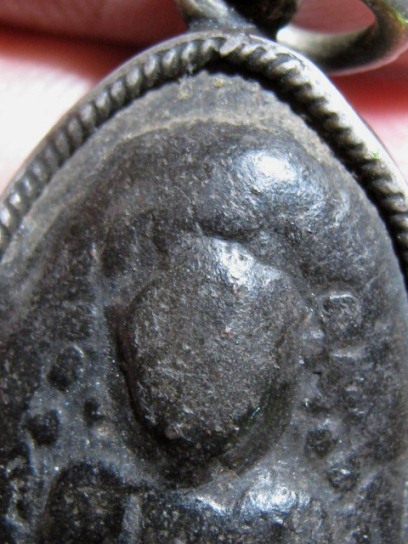 พระเกศาครูบาศรีวิชัย พิมพ์พระเปิม เนื้อใบลาน จ.เชียงใหม่ มีเลี่ยมเงินจับขอบ